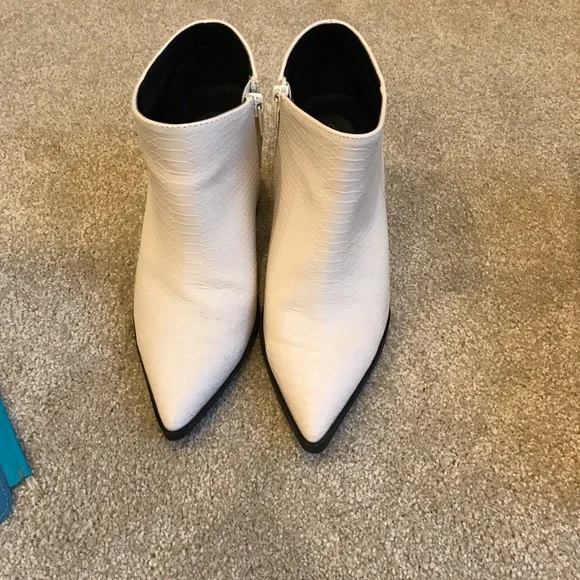 Cute white snake print boots - Picture 2 of 4